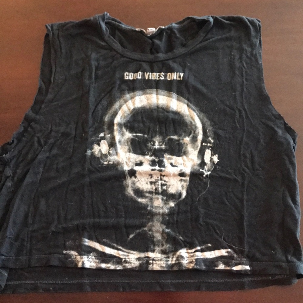 “Good vibes only” black crop top with skull